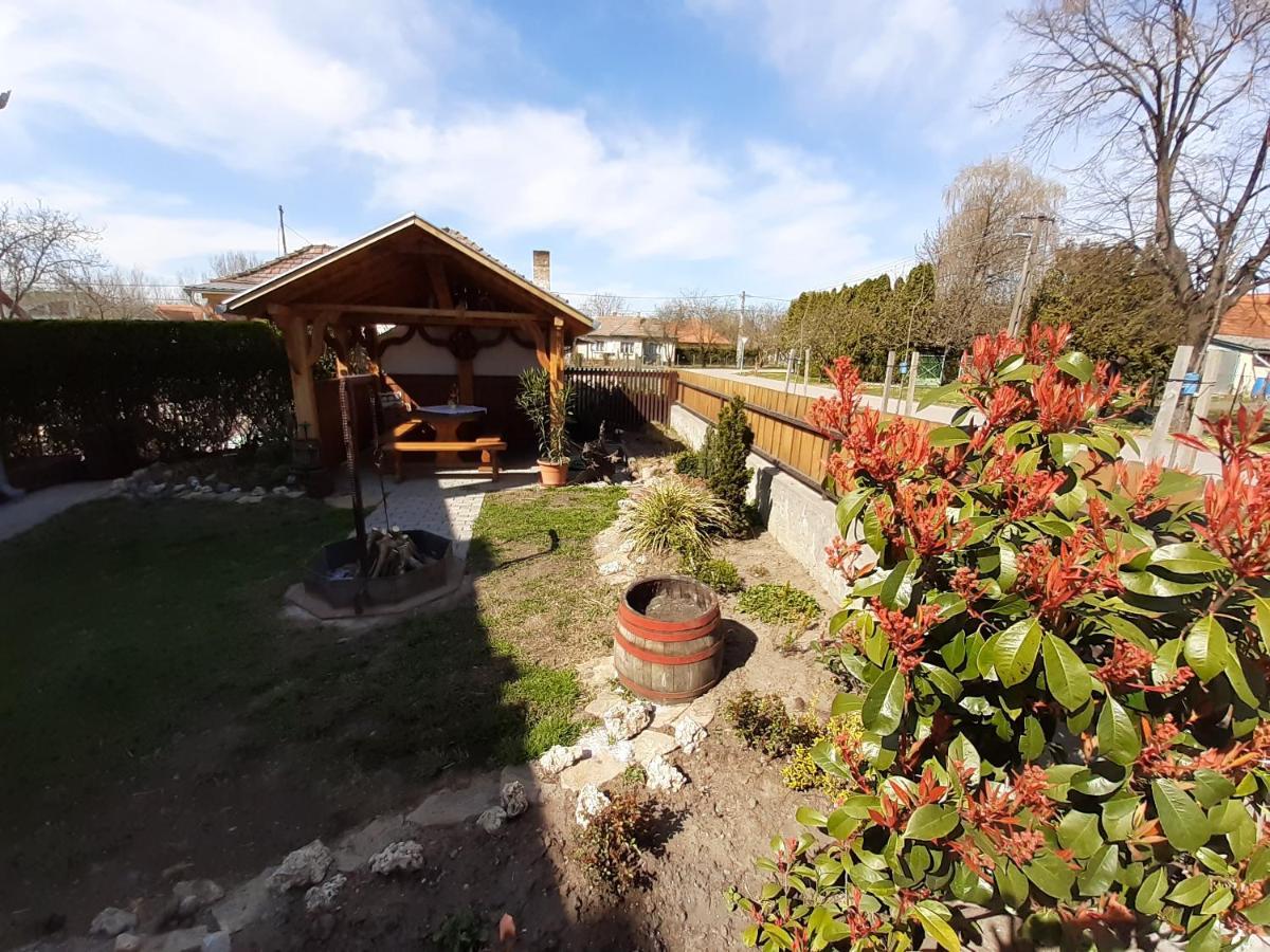 Estike Nyaralo Merevfalu Kerti Medencevel Zamárdi Extérieur photo